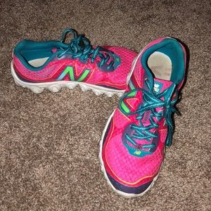 New balance tennis shoes